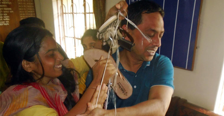 অফিস সহকারীর গলায় জুতার মালা পরালেন ছাত্রীরা