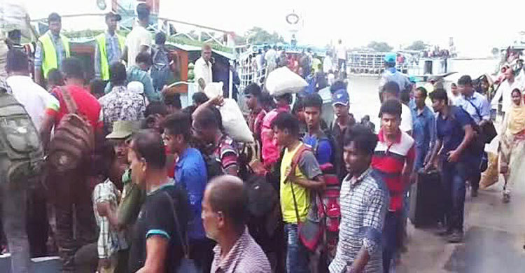 দৌলতদিয়ায় মানুষের ঢল, অপেক্ষায় ৫ শতাধিক যানবাহন