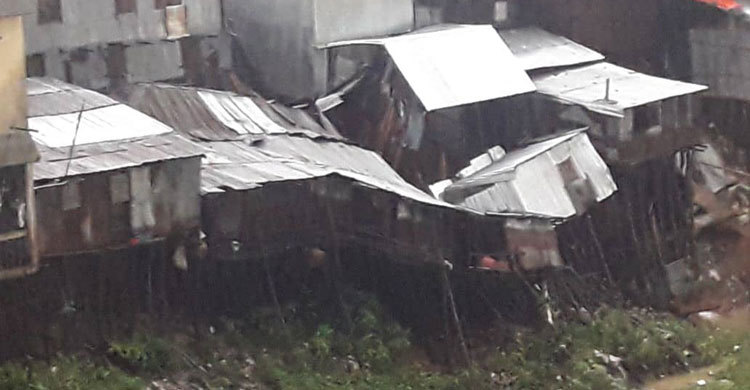 পাহাড় ধসের আতঙ্কে আশ্রয়কেন্দ্রে শতাধিক পরিবার