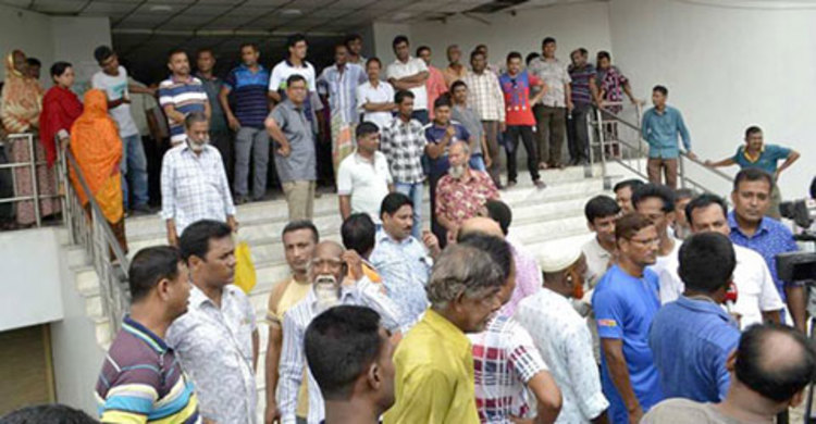 বকেয়া বেতনের দাবিতে রাসিক কর্মচারীদের বিক্ষোভ