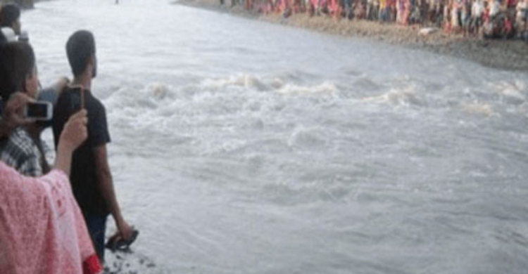 বন্ধুদের সামনেই নদীর স্রোতে ভেসে গেলো বন্ধু