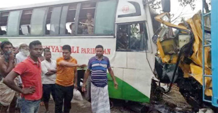 ট্রাকের সঙ্গে মুখোমুখি সংঘর্ষে বাসচালক নিহত