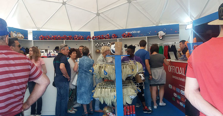 জমে উঠেছে বিশ্বকাপের স্যুভেনির শপগুলো