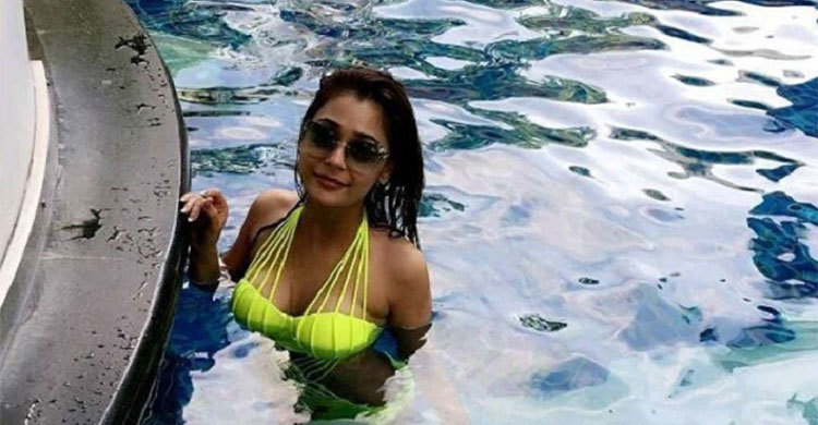 বাথরুমের খোলামেলা ছবি পোস্ট করে বিতর্কে সারা