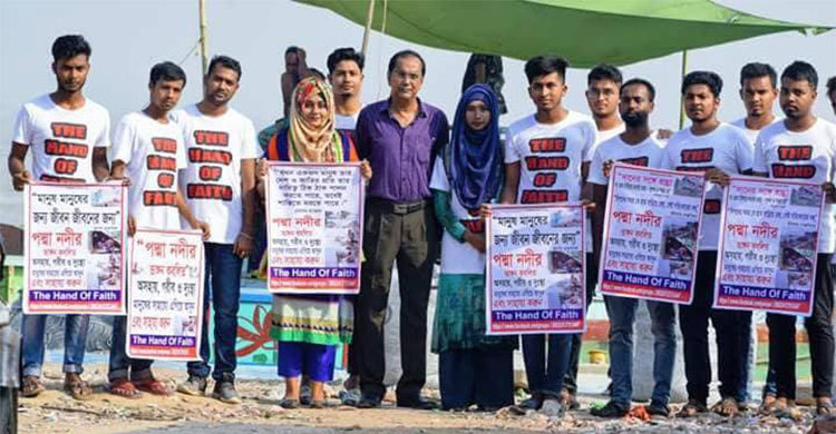 নড়িয়ায় নদীভাঙনে ক্ষতিগ্রস্তদের পাশে শিক্ষার্থীরা