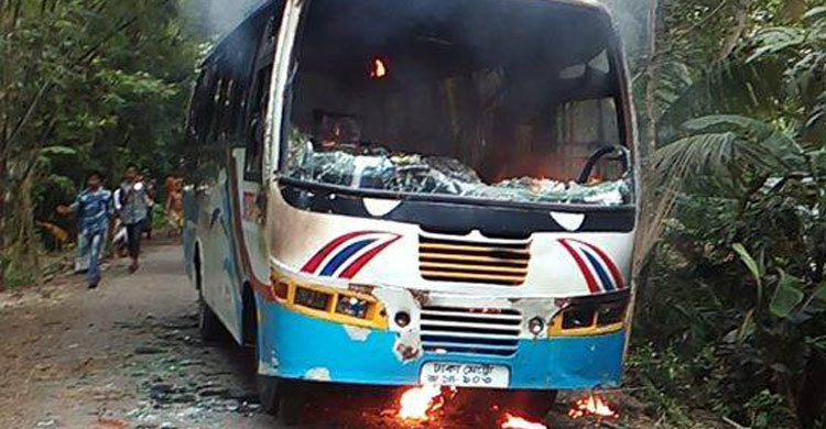 চালক-হেলপারকে গণধোলাই দিয়ে বাস পুড়িয়ে দিলো জনতা