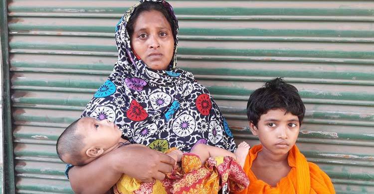 দুই সন্তানসহ স্ত্রীকে পিটিয়ে বাড়ি থেকে বের করে দিলেন স্বামী