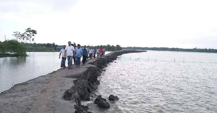 সাতক্ষীরায় বাঁধে ভাঙন, আতঙ্কে শতাধিক গ্রামের মানুষ