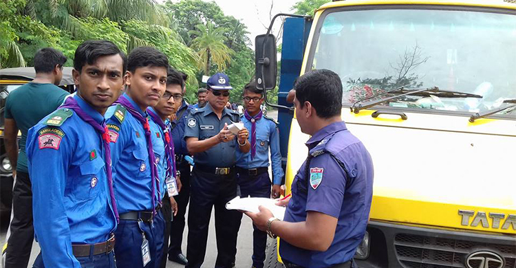 সাতক্ষীরায় অভিযান, লাইসেন্স চেক করছে পুলিশ