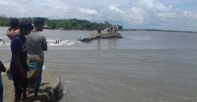 খোলপেটুয়া নদীর বাঁধ ভেঙে পানিবন্দি ১৪ গ্রাম
