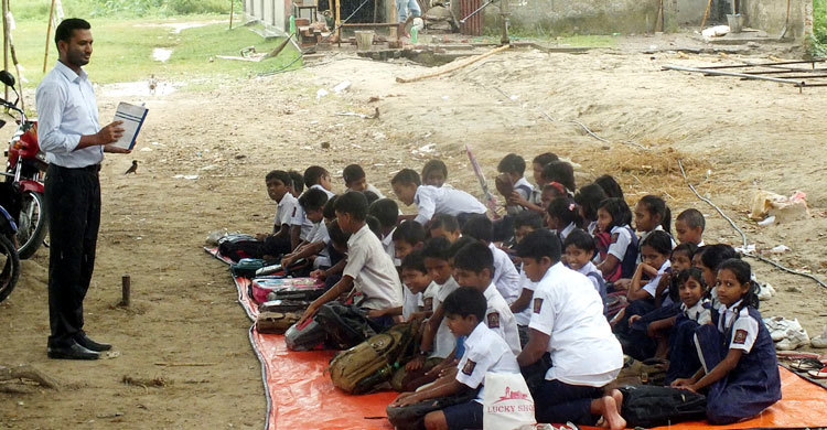 খোলা আকাশের নিচে পাঠদান