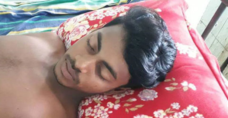 মিষ্টি নিয়ে ক্লাসে না আসায় ছাত্রকে পেটালেন শিক্ষক