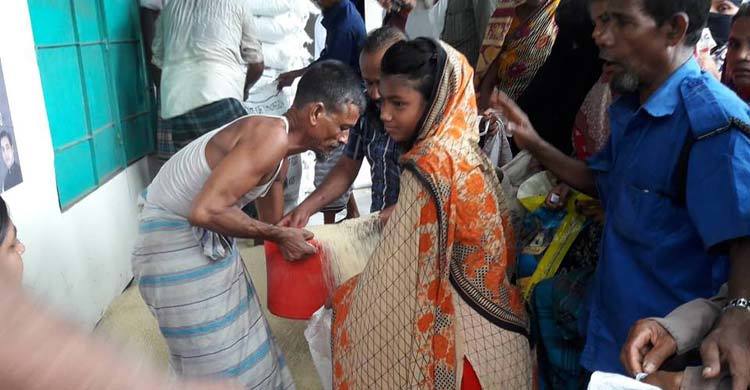 ভিজিএফ চাল ৩-৪ কেজি কম দিচ্ছে ইউপি চেয়ারম্যান