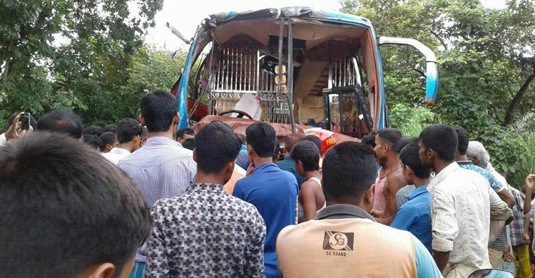 বাস-ট্রাকের মুখোমুখি সংঘর্ষে ট্রাকচালক নিহত
