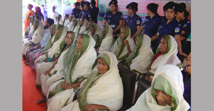 সোহাগপুরের ২৫ জন বিধবাকে সংবর্ধনা দিলো পুলিশ