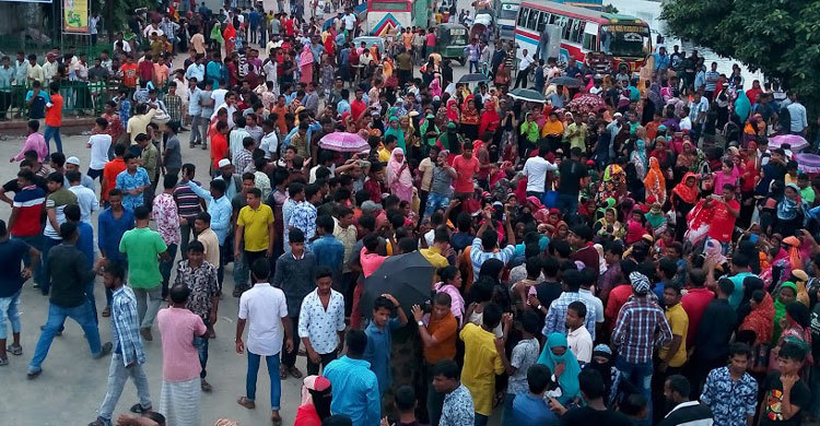 আদমজী ইপিজেডের পোশাক শ্রমিকদের সড়ক অবরোধ