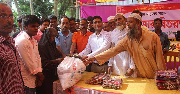 ফেসবুকে টাকা তুলে দেড়শ’ পরিবারকে ঈদ সামগ্রী প্রদান