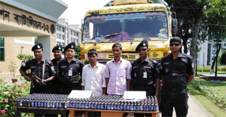 আমের ট্রাকে ৫৫০ বোতল ফেনসিডিল