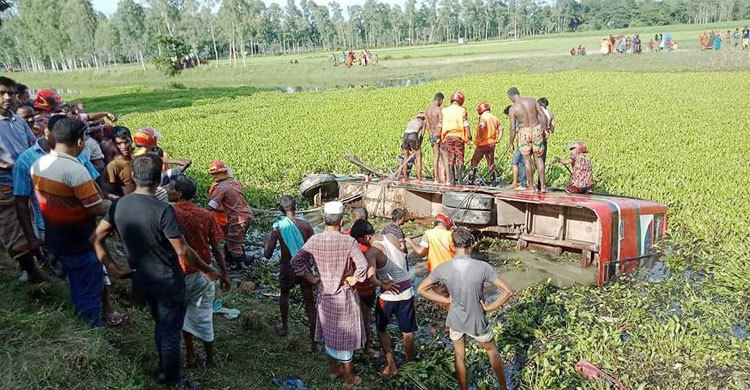লরির ধাক্কায় সড়ক থেকে ছিটকে পুকুরে পড়ল বাস