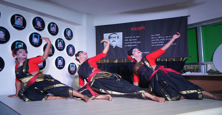 জাতীয় শোক দিবস উপলক্ষে তৃতীয় লিঙ্গের সাংস্কৃতিক অনুষ্ঠান