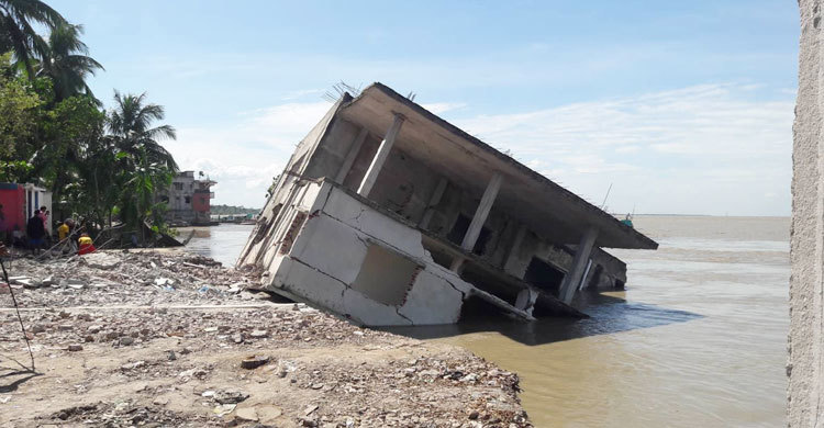 পদ্মার পেটে গেল আরও ৪টি ভবন
