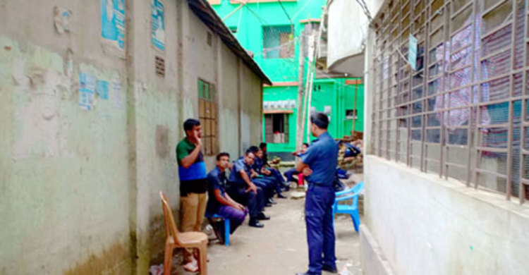 শ্রীপুরের বাড়িটিতে ৪টি বোমার বিস্ফোরণ