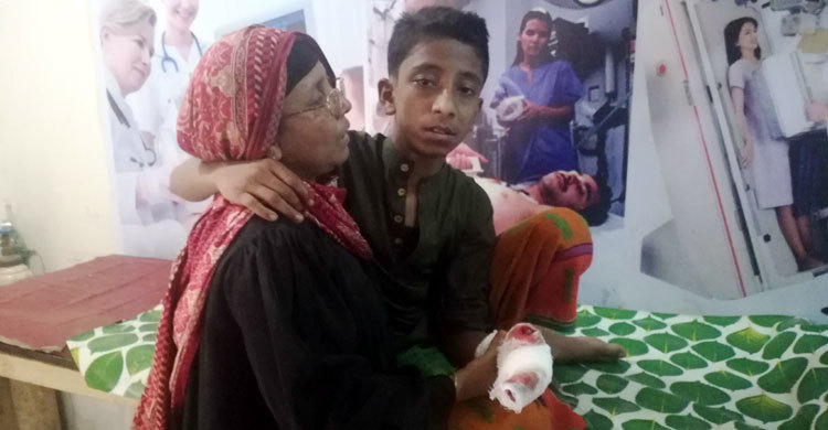 শ্রীপুরে পটকা বানানোর সময় ঝলসে গেছে ছাত্রের আঙ্গুল