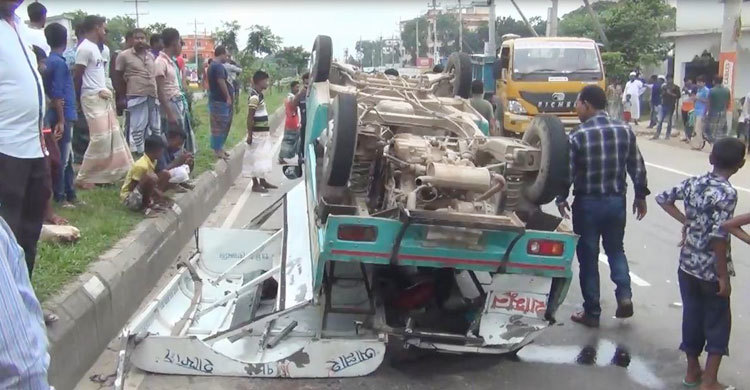 ১২ যাত্রী নিয়ে মহাসড়কে উল্টে গেল লেগুনা