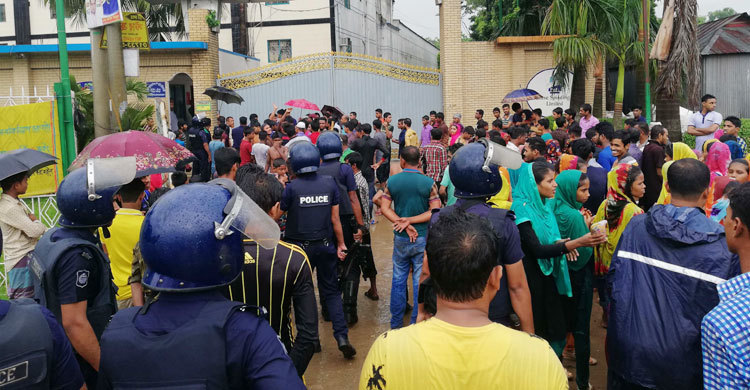 শ্রীপুরে বেতন বোনাসের দাবিতে মহাসড়ক অবরোধ