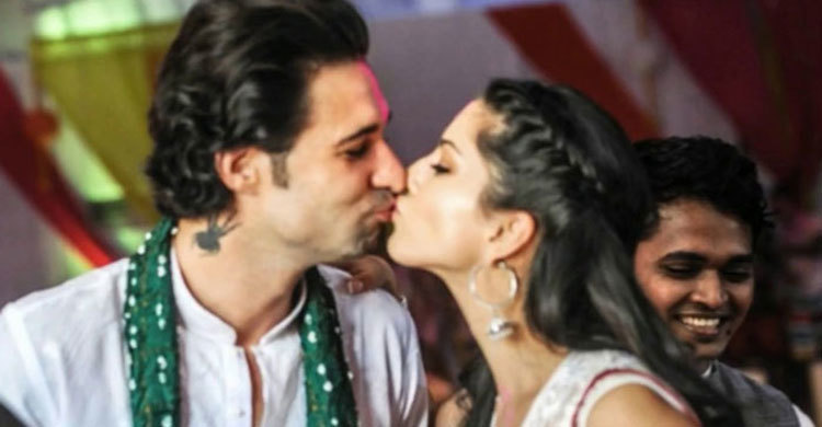 গণেশ পূজায় সানি লিওনকে কোলে তুলে চুমু