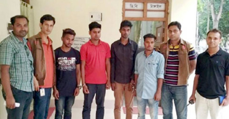 ঈদ মার্কেটে ফেসবুক লাইভে মেয়েদের উত্ত্যক্ত, ৪ যুবক ধরা