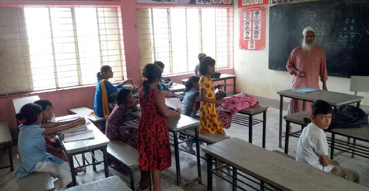 পুরো বিদ্যালয় চলছে একজন শিক্ষক দিয়ে