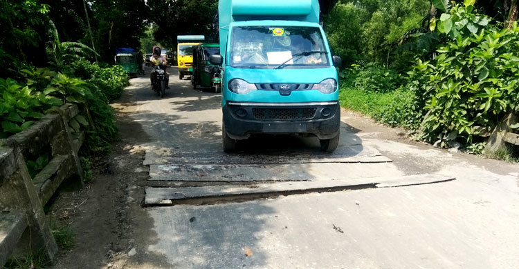 ঝুঁকিপূর্ণ ব্রিজে যান চলাচল