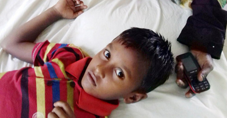 ইয়াবার প্যাকেট ছিঁড়ে ফেলায় শিশুকে লাথি!