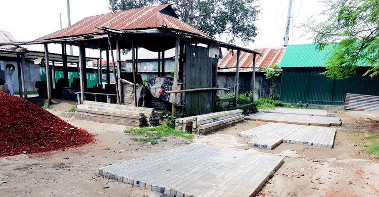 সওজের জমিতে অবৈধ বাজার নির্মাণ