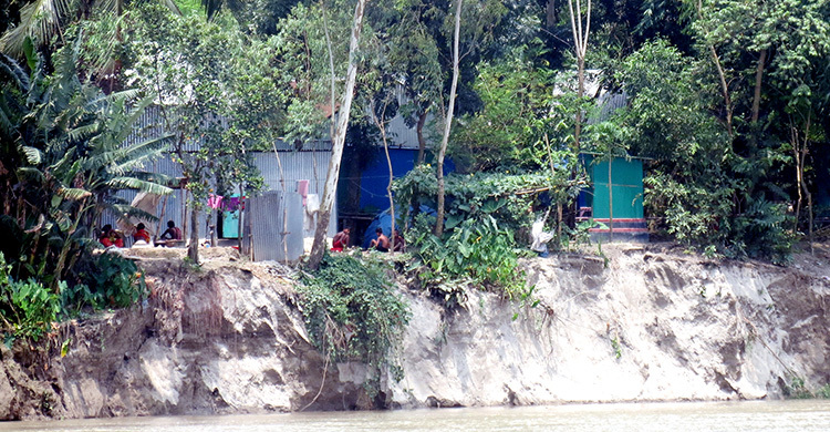 পানি ছুঁই ছুঁই করছে টাঙ্গাইল শহর রক্ষা বাঁধ