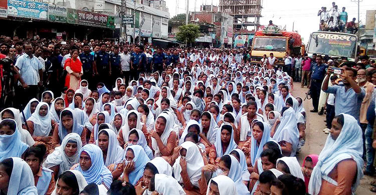 স্কুলছাত্রীর শ্লীলতাহানির প্রতিবাদে টাঙ্গাইলে সড়ক অবরোধ