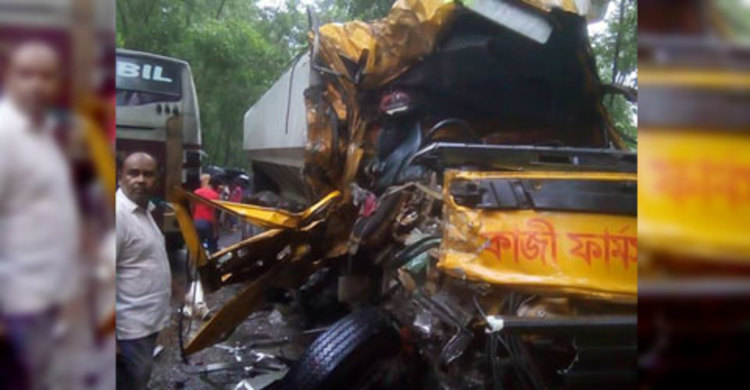 ঠাকুরগাঁওয়ে বাস-কাভার্ডভ্যান সংঘর্ষে নিহত ২