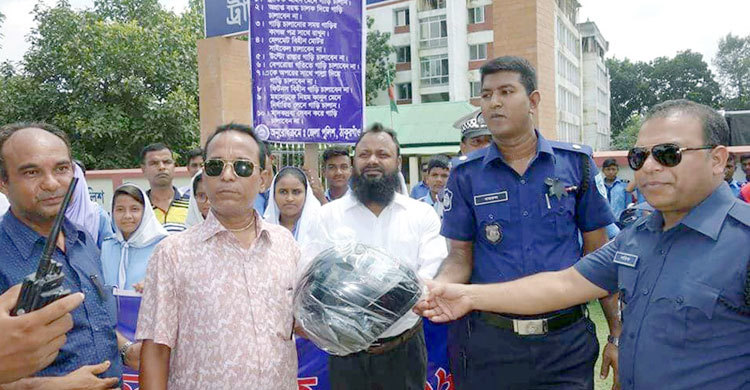 মোটরসাইকেল চালকদের হেলমেট দিলো ঠাকুরগাঁওয়ের পুলিশ