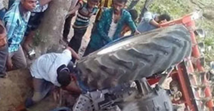 মিনি ট্রাক্টর উল্টে শ্রমিকের মৃত্যু
