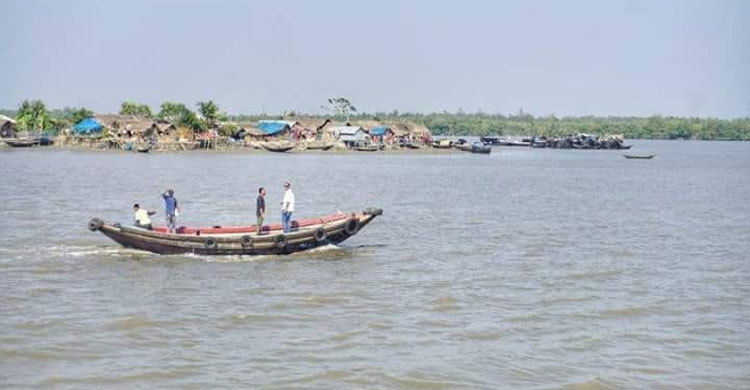 সাগরে দুই ট্রলার ডুবির ঘটনায় নিহত ১