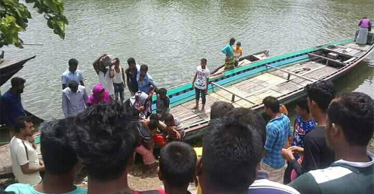 যমুনায় কার্গোর সঙ্গে সংঘর্ষে দুই খণ্ড হয়ে ডুবে যায় ট্রলারটি