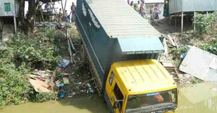 দোকানে ঢুকে ২ জনকে চাপা দিলো কাভার্ডভ্যান