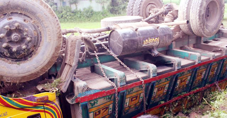 3 killed as truck falls into ditch in Jamalpur