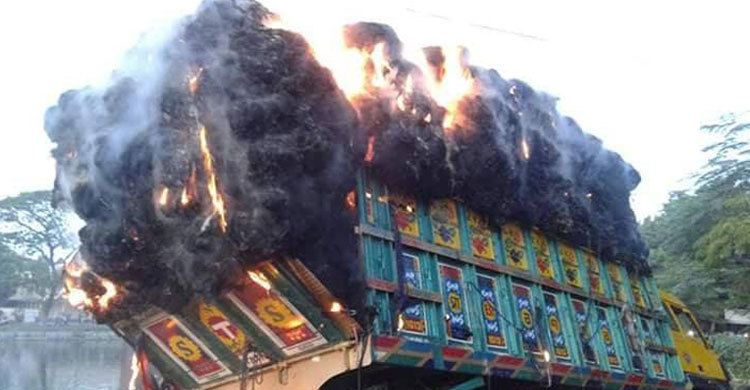 চলন্ত ট্রাকে আগুন