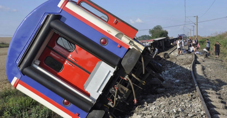 10 killed in Turkey train derailment