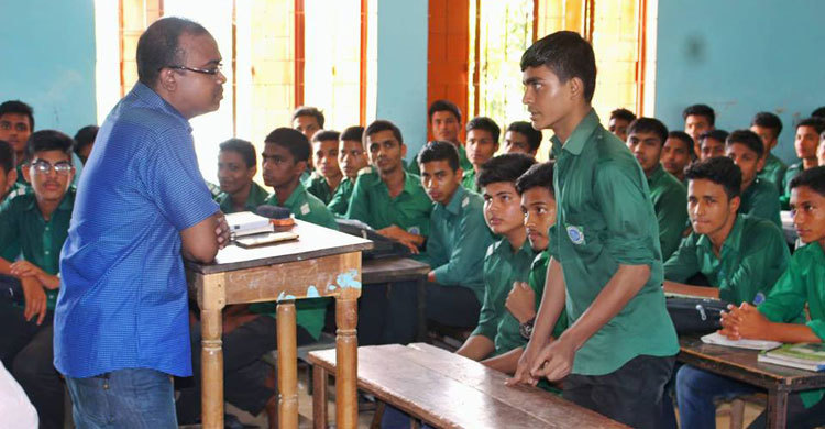 আন্দোলনরত শিক্ষার্থীদের স্কুলে ফিরিয়ে ক্লাস নিলেন ইউএনও