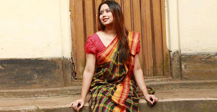 কাপড় সেলাই করেই জীবন চলে ভাবনার