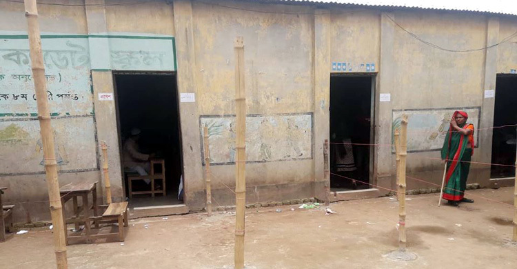 ভোটারশূন্য কেন্দ্র, বাইরে কাউন্সিলর প্রার্থীর সমর্থকদের সংঘর্ষ