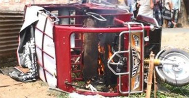 ঘরে অটোরিকশার ধাক্কা নিয়ে সংঘর্ষে নিহত ১